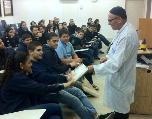 طلاب الصفوف الثامنة من مدرسة أجيال الثانوية في زيارة تعليمية لجامعة تل أبيب